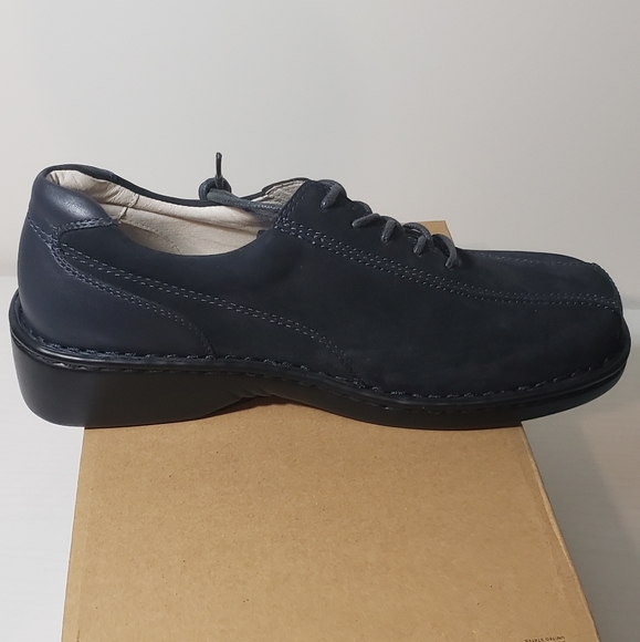 NWOT Propet size 9 women's midnight blue leather and suede shoe. - Picture 9 of 11